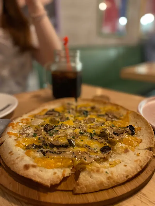 白松露雜菌芝士薄餅