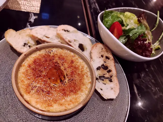 法式鵝肝焦糖燉蛋配田園沙律