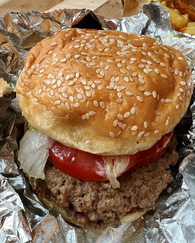 漢堡牛肉味濃 而且幾juicy 但係個漢堡包 可能用錫紙包住 焗到有啲淋 整體算ok