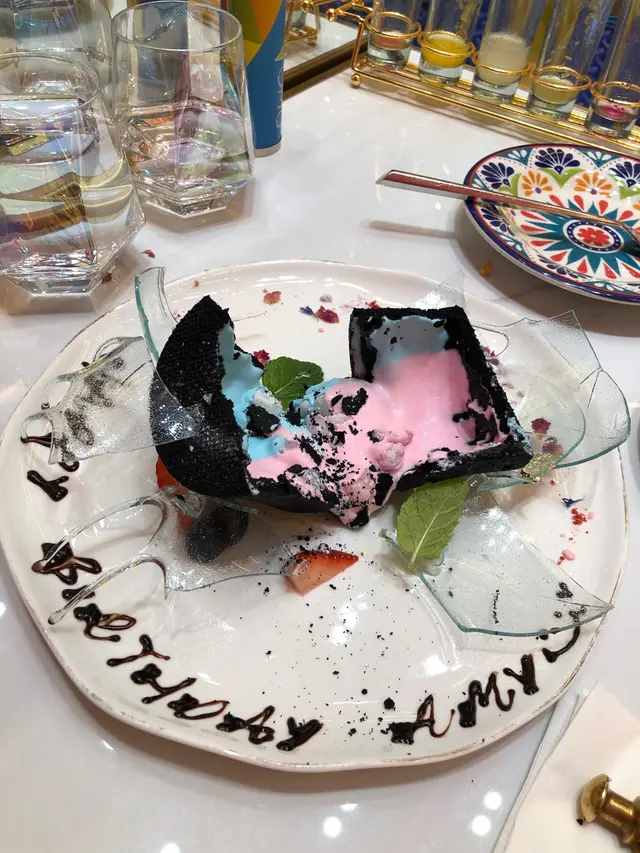 兩種顏色配搭得很好，糖漿內包著似芋圓質感的粒粒，曲奇餅底鬆脆，但個人覺得糖漿實在太甜