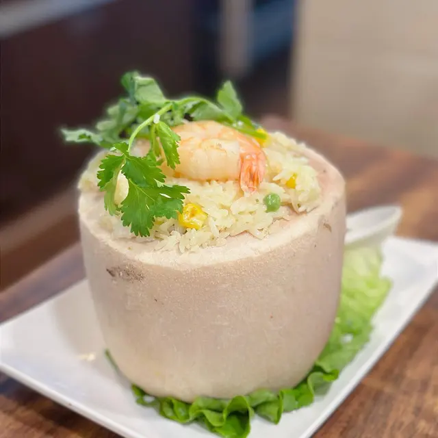 原隻椰青海鮮炒飯