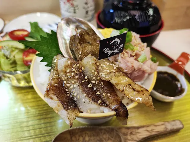 火炙鰈魚邊、磯煮鮑魚、吞拿魚腩蓉、玉子燒