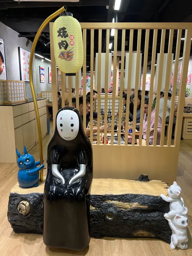 門前有千與千尋的無臉男裝飾，更可與它拍照