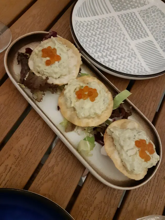 牛油果蟹肉他他脆餅