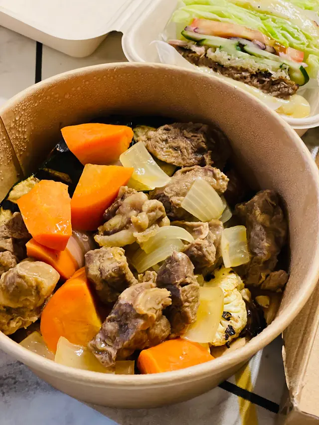 紅酒燴牛肋條配椰菜花扒