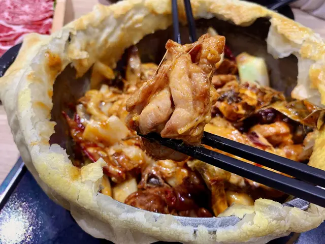 酥皮焗至金黃酥脆，切開酥皮，
將酥皮和雞煲二合為一～
裏面嘅芝士激多，勁拉絲！🥰
酥皮吸晒雞煲精華，和芝士融為一體，啖啖邪惡好芝味！
雞件採用雞髀肉，厚肉多汁，香辣惹味～