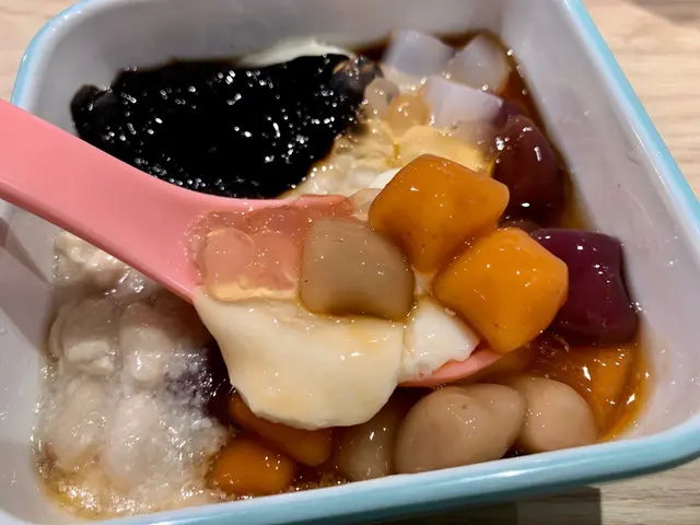 甜品有芋圓、小丸子、熱辣辣豆腐花等自行拼配，正！☺️