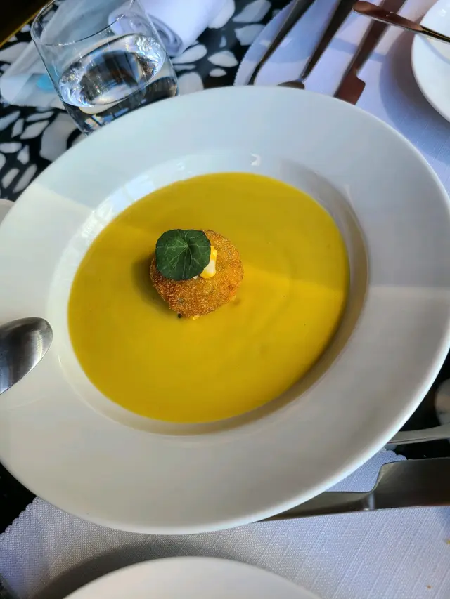 蟹餅連粟米湯，成舊蟹肉連湯一齊食，粟米湯好濃，好甜