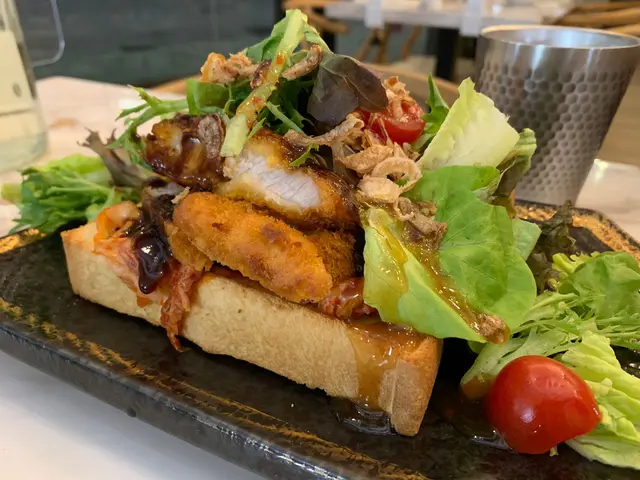 吉列豬扒三文治,玉子,泡菜,日式豬扒汁