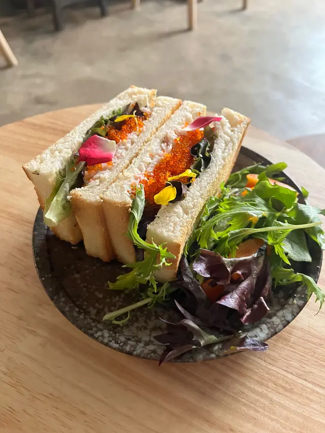 蟹籽蟹肉配檸檬刁草醬三文治