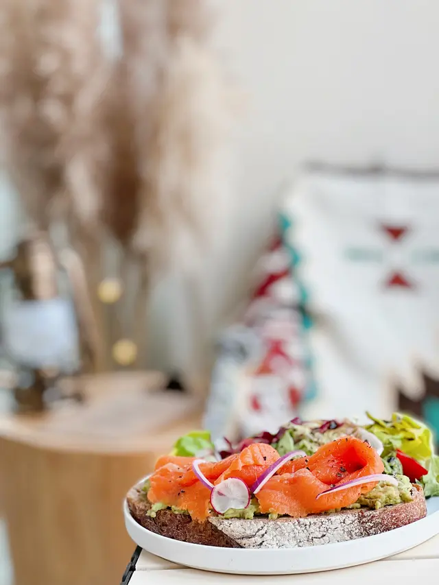 煙三文魚牛油果蓉配酸種麵包