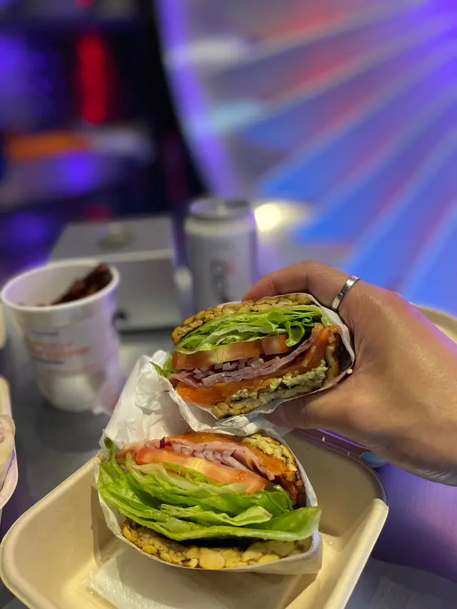 煙三文魚牛油果漢堡