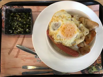 葱油鸡扒肠蛋饭