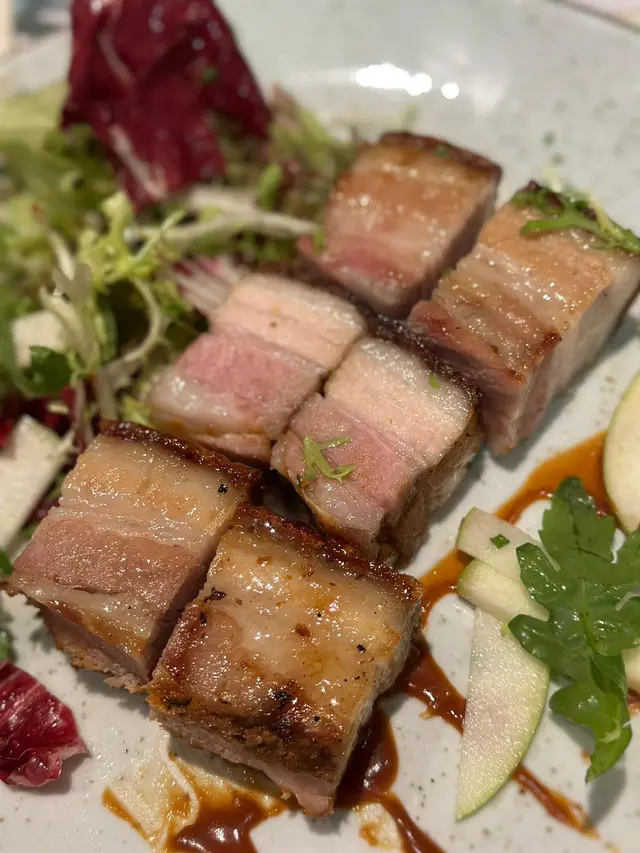 鹽味焦糖汁燒豬腩肉配青蘋果沙律