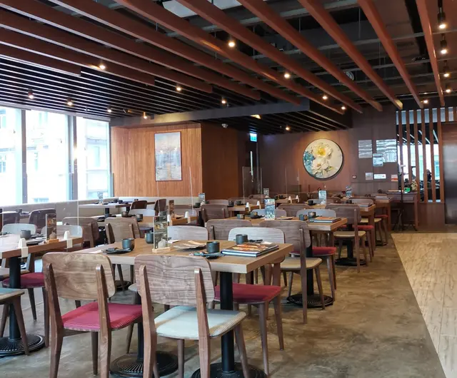 極簡原木的裝修風格，配合柔和溫暖的燈光，營造出祥和的氛圍