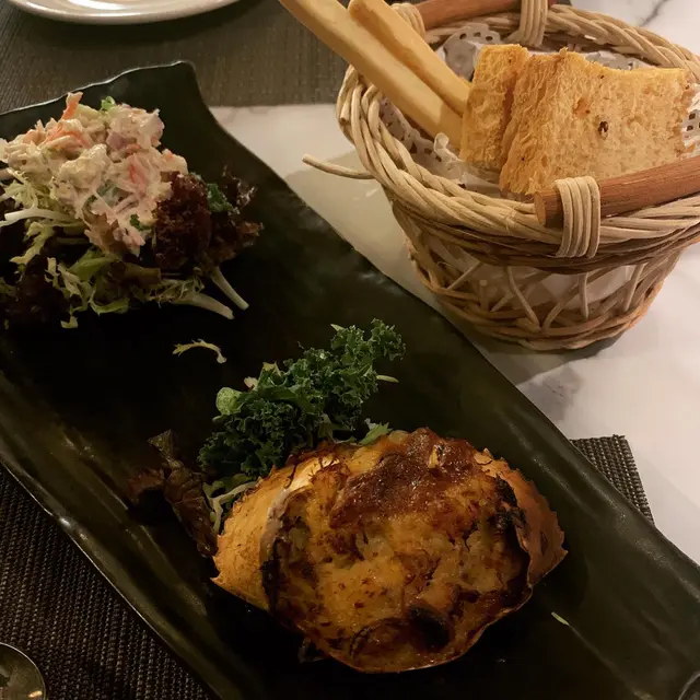 法式焗釀蟹蓋配蟹肉沙律