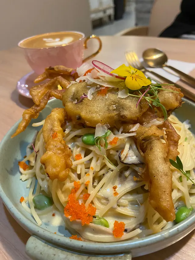 脆炸軟殼蟹鹹蛋黃蟹籽忌廉意大利麵