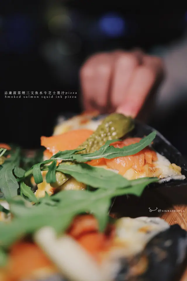 忌廉菠菜煙三文魚水牛芝士墨汁Pizza