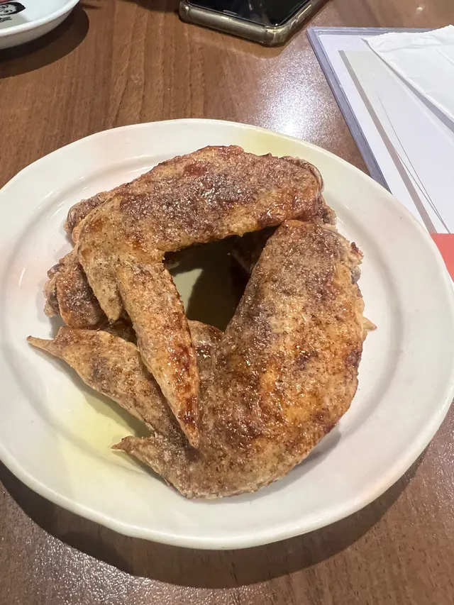 雞翼本身size吾算大 食落幾好味 新鮮炸好 表面都有大量既胡椒粉 本人覺得有少少咸 (餐牌上有寫可調較味道)