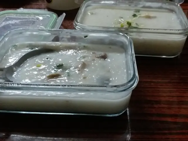 上:魚腩粥, 下: 皮蛋瘦肉粥