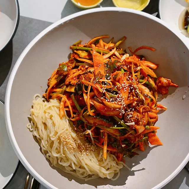 份量十足,適合分享😆冷拌麵口感煙煙韌韌,味道辛辣帶微甜🌶️用嚟打開味蕾就最好不過!