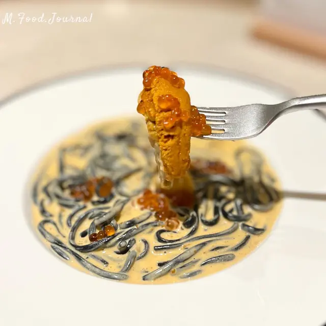 海膽三文魚子竹炭烏冬