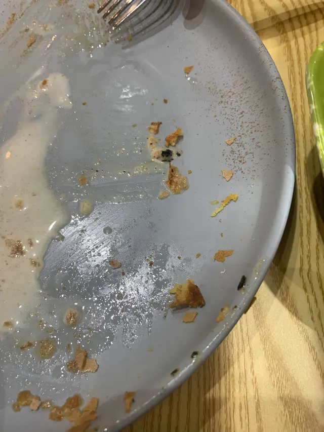 食到尾同個底有D黑 ,兩份Waffle都有