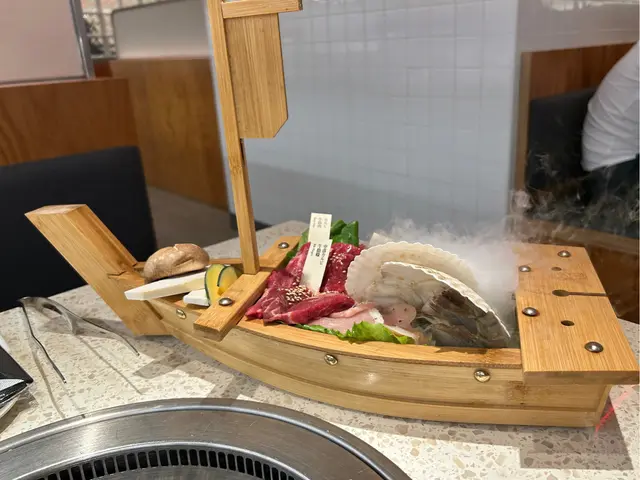 成隻後上的頭盤海鮮同肉