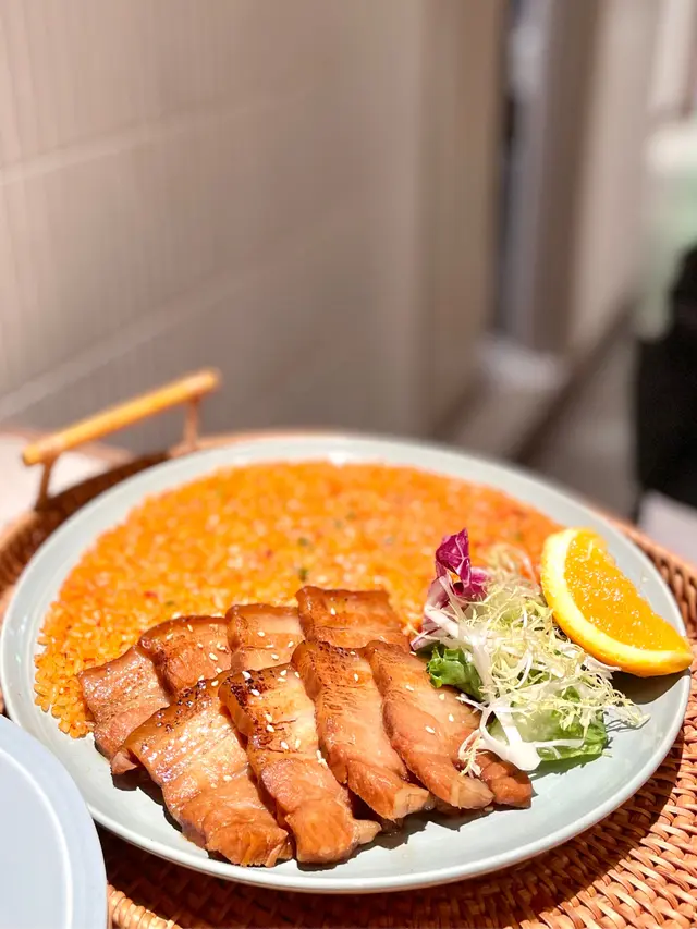 煮食方面就絕對推介呢一款色香味俱全嘅醬油黑毛豬白切肉飯,🐷首先講吓燒醬油黑毛豬白切肉,就此切開一塊塊嘅豬手咁樣,🐷可以見到色澤同埋層次就似五花腩,但係相對上肉質比較多同埋脂肪部份相對上唔太油膩