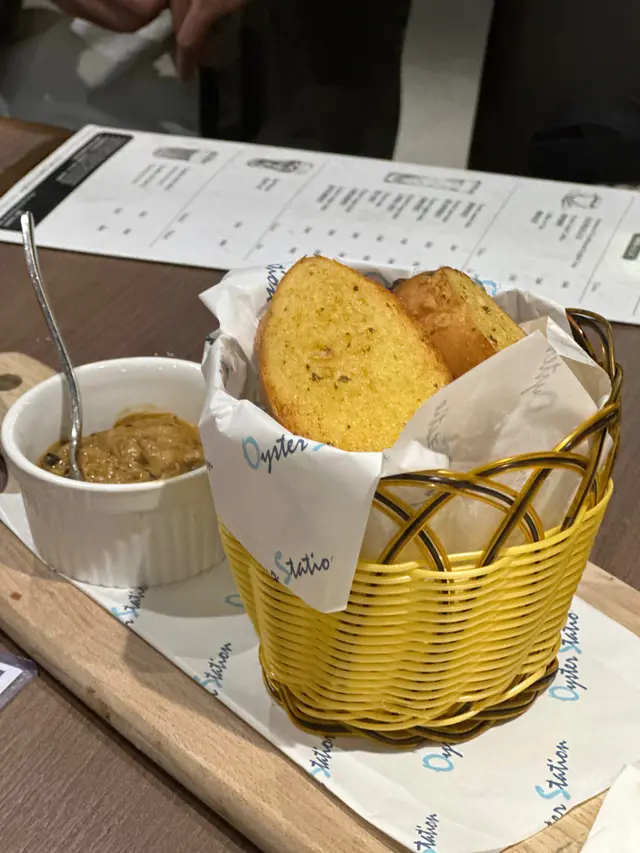 黑松露蟹肉醬配蒜蓉包