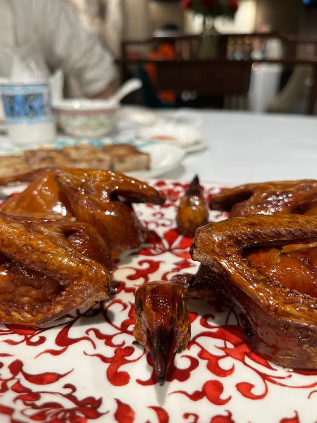 1）脆皮妙齡鴿 外皮整得非常脆口，但入面的肉質又非常多汁濃味，出面好小可以做到咁