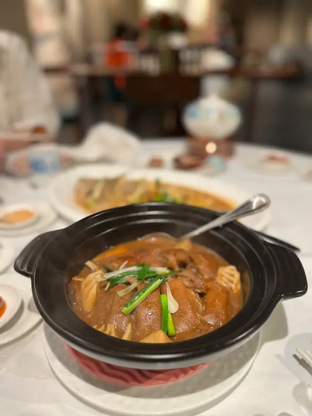 5）羊腩煲 羊腩紋到好腍，我最喜歡食羊腩的皮，再加上腐乳醬，冬天食一流，加上味道溫和，食完感覺唔會太燥熱