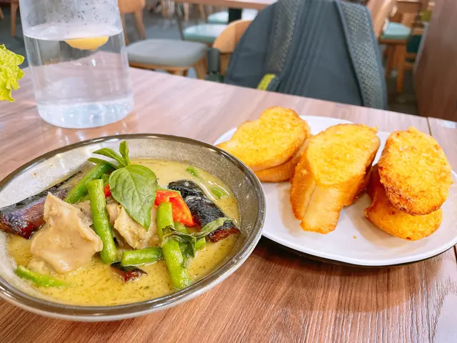 青咖哩羊腩 &蒜蓉包