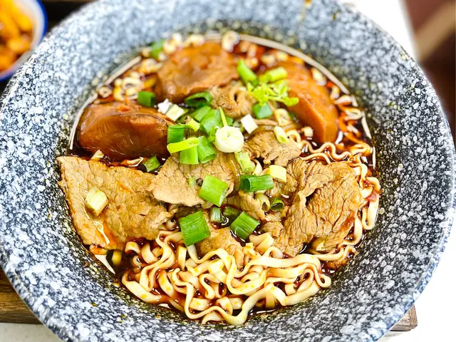 至於四川牛肉麵就同台灣嗰一款基本上都唔一樣,🥩牛肉就採用一片片嘅方式,就好似食四川燒烤一樣,🥩至於個面稍為闊身少少,但係整體都以偏淋身,相對就會更加索到湯底嘅味道。🍜川式嘅那當然亦都係非同小可,當然呢一度會將辣到稍稍降低,但味道上依然保持正宗。🌶️首先個湯底就確實係店舖自己親手每日炮製