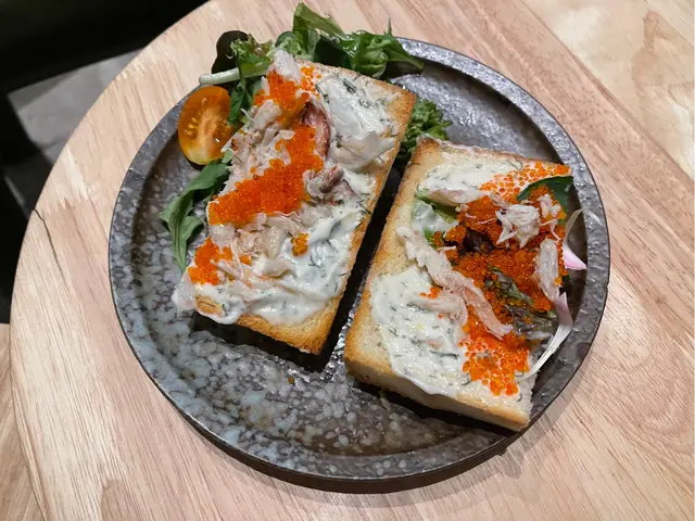 蟹籽蟹肉配檸檬刁草醬三文治