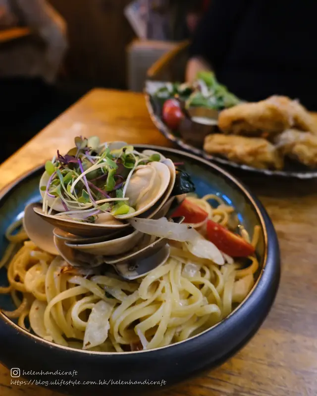 辣妹化曬妝偷偷地去海邊曬太陽