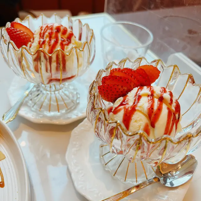 雲呢拿雪糕配鮮草莓