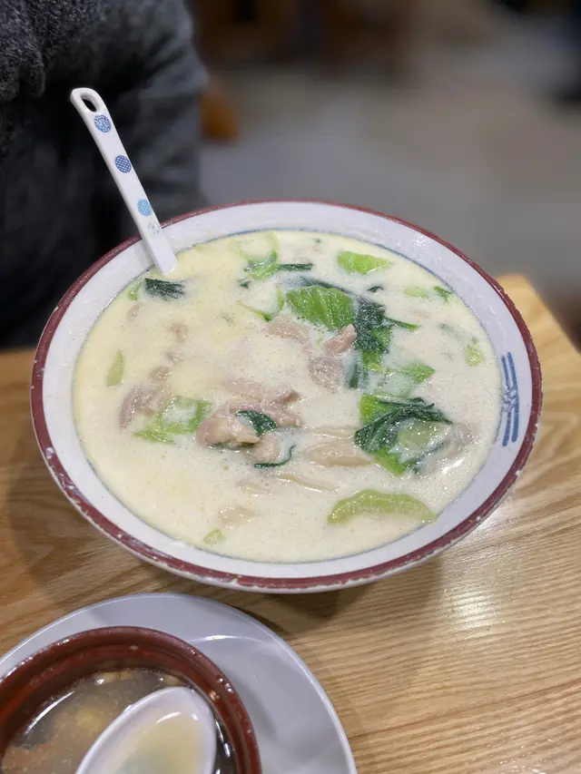 嫩雞白布湯闊麵