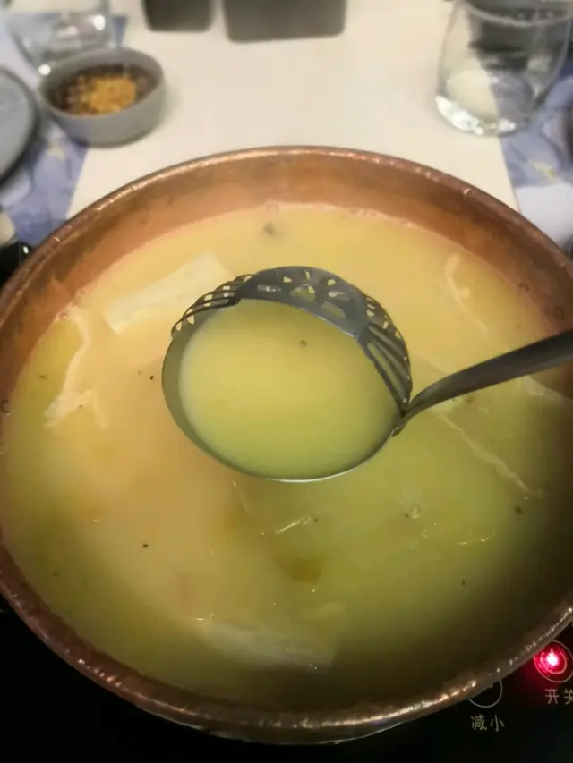 酸菜胡椒豬肚花膠雞鍋