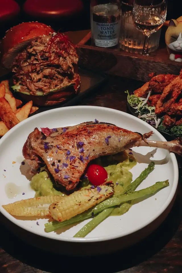 自家油封鴨腿配牛油果蓉