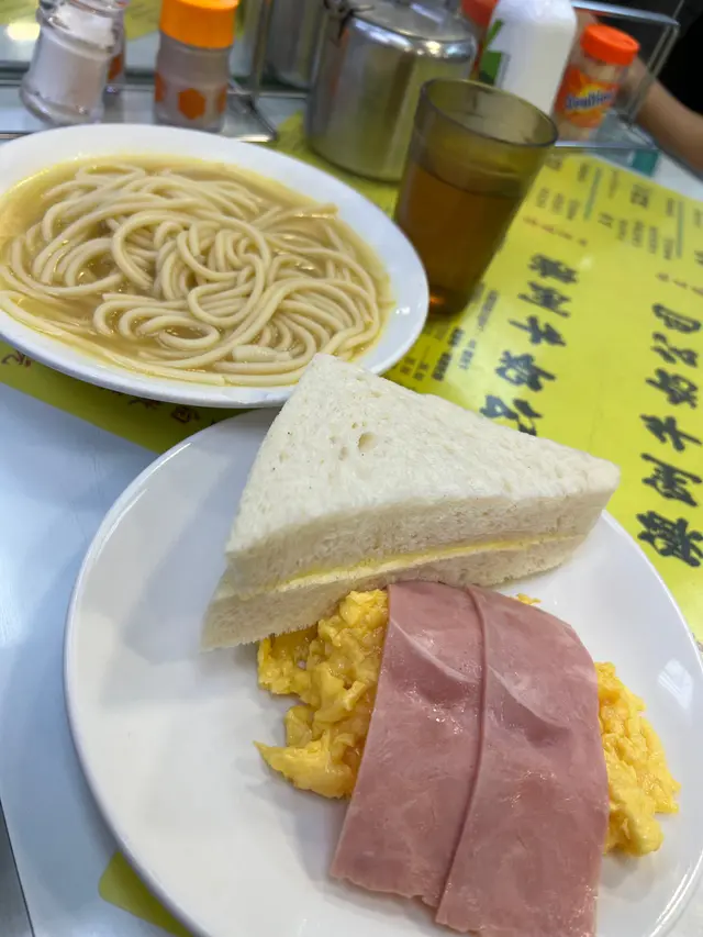 火腿炒蛋,叉燒湯意,熱奶茶