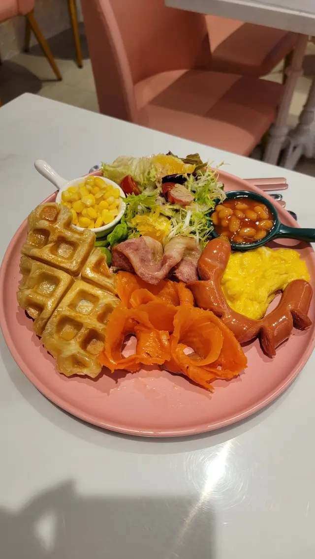 餐配有多士(可以轉窩夫加$20)、炒蛋、茄汁豆、煙肉、腸仔、粟米、牛油果、沙津