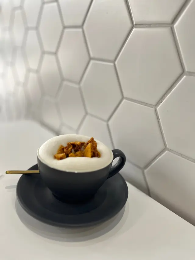 Crunchy caramel latte