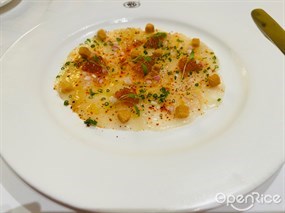 Hokkaido scallop carpaccio served with Lemon Bush Tea infused dressing and salmon roe, garnished with shallot, chive and coriander cress - 九龍塘的Tea WG Salon &amp; Boutique