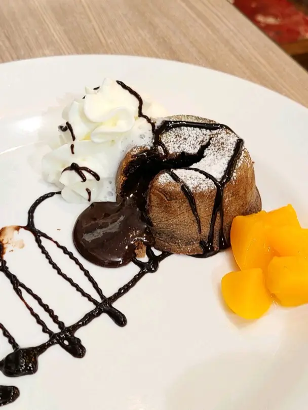 一切開朱古力醬就流出來!如果旁邊是雪糕不是cream就更美味!