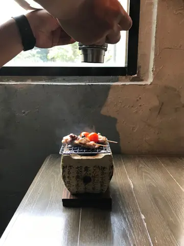 Chicken  skewers  smoked  by  US  Apple  wood