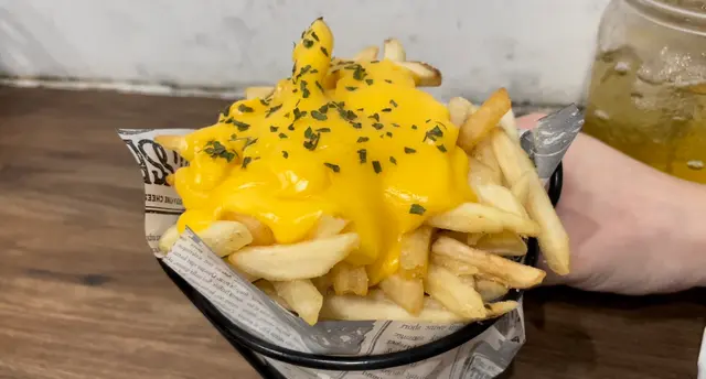足半磅薯條（芝士醬）