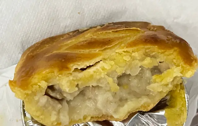 味道香濃，內餡有雞肉片  蘑菇片  洋蔥絲  足料