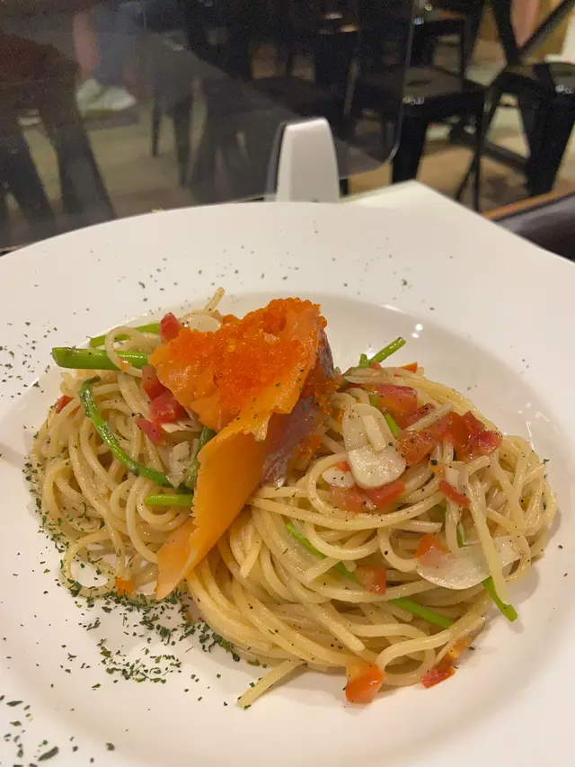 蟹子、蘆筍、煙三文魚伴香蒜橄欖油意粉