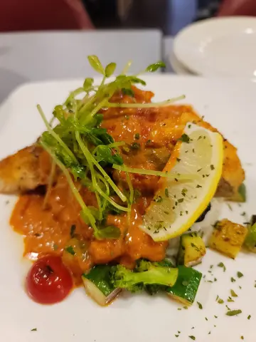 香煎三文魚柳配黑松露飯及忌廉蕃茄濃汁